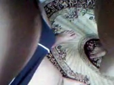 Азербайджанская красотка умело обращается с членом