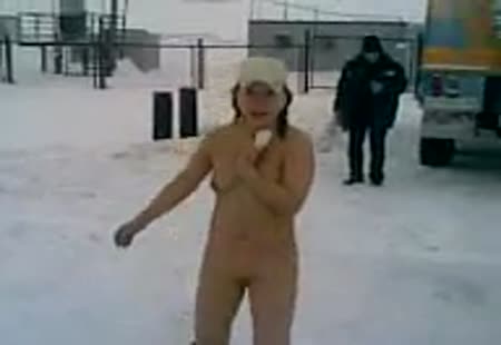 Узбек трахает свою жену бутылкой в жопу