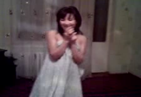 Пьяная узбечка танцует голой